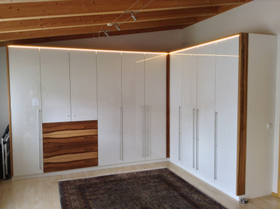 Kleider-schrank